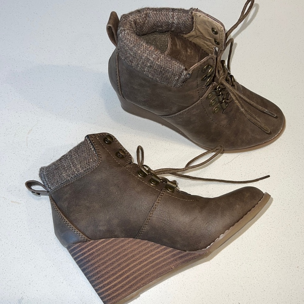 Size 6 nautica brown bootie wedges